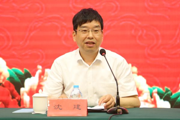 沈建书记发言会上,市委书记沈建代表市委,市政府,向协会的成立和当选
