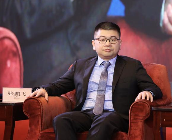 张鹏飞发言张鹏飞坦言,18岁高中毕业,因为家里变故接手家族企业,放弃